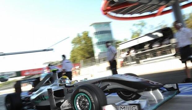 Nico Rosberg mit seinem Mercedes GP auf dem Weg zur Rennstrecke.