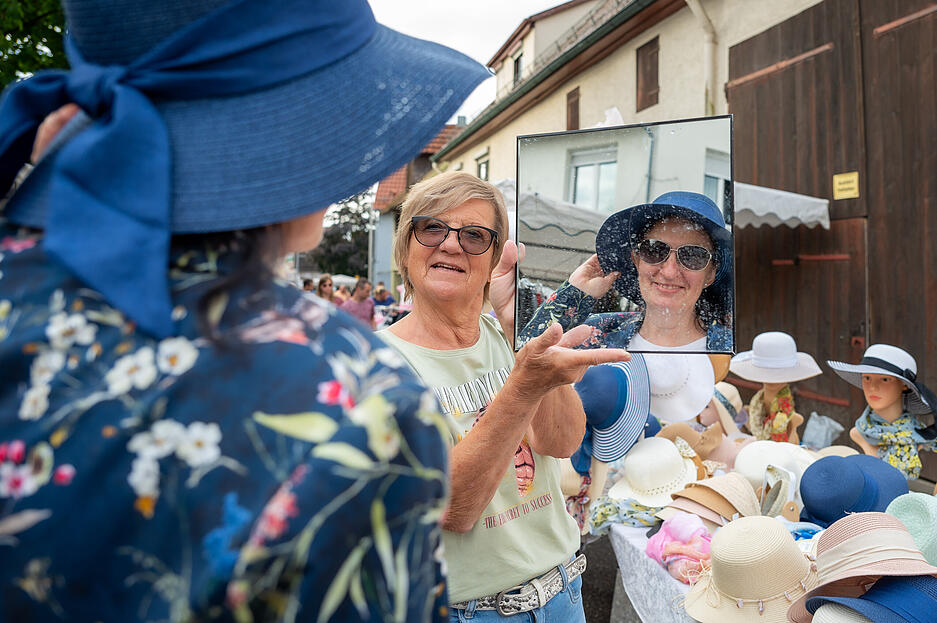 Holzmarkt Ilsfeld, Holzmarkt, Holzhändler bieten fühmorgens ihre Waren an, Helga Kossnaf, Nadine Gatschner