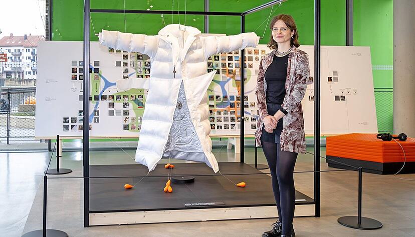 &bdquo;Seit ihren Anf&auml;ngen unterh&auml;lt die Fotografie eine sehr komplizierte Beziehung zur Wahrheit&ldquo;: Martyna Marciniak hat den Balenciaga-Mantel aus einem gef&auml;lschten Bild von Papst Franziskus akribisch rekonstruiert.
Fotos: Lina Bihr