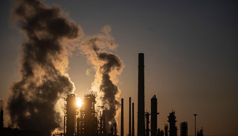 Kurz nach Ostern verk&uuml;ndeten die USA und Iran, dass sie sich auf eine zweiw&ouml;chige Waffenruhe geeinigt haben. Der Iran k&uuml;ndigte ein Ende der Blockade der f&uuml;r den weltweiten &Ouml;l- und Gashandel wichtigen Meerenge Stra&szlig;e von Hormus an. Wird der Schmierstoff der Weltwirtschaft dauerhaft wieder g&uuml;nstiger? (Symbolbild)