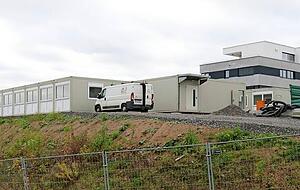 Die Containeranlage im Öhringer Gewerbegebiet "Sichert" mit 48 Plätzen soll im Winter bezogen werden.
Fotos: Reichert Die Containeranlage im Öhringer Gewerbegebiet "Sichert" mit 48 Plätzen soll im Winter bezogen werden.
Fotos: Reichert