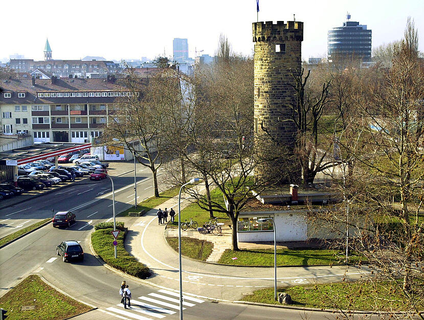 Das Quartier beim Bollwerksturm wird sich total verändern. Genau im Kreuzungsbereich Mannheimer Straße/Untere Neckarstraße soll ein Hotel entstehen. Die Durchfahrt wird geschlossen. Im Hintergrund ist das Rosenberghochhaus sichtbar, rechts im Bild der Neckarturm. Aufnahme von August 2005.