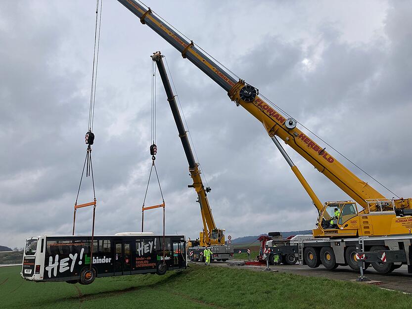 Linienbus kommt von Fahrbahn ab Linienbus kommt von Fahrbahn ab