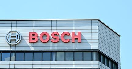 Das Logo des Industriekonzerns Bosch ist an der Hauptverwaltung zu sehen.