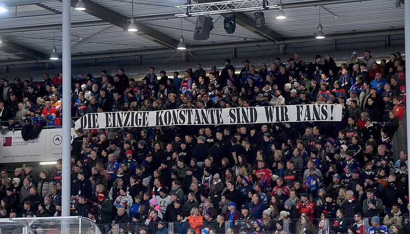 Die Anhänger der Heilbronner Falken entrollten am Sonntag ein neues Banner mit dem Text: „Die einzige Konstante sind wir Fans!“, mit dem offenbar auf die unklare Lage in der Führung der GmbH angespielt werden sollte.