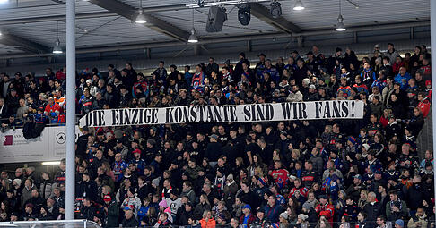 Die Anhänger der Heilbronner Falken entrollten am Sonntag ein neues Banner mit dem Text: „Die einzige Konstante sind wir Fans!“, mit dem offenbar auf die unklare Lage in der Führung der GmbH angespielt werden sollte.