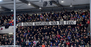 Die Anhänger der Heilbronner Falken entrollten am Sonntag ein neues Banner mit dem Text: „Die einzige Konstante sind wir Fans!“, mit dem offenbar auf die unklare Lage in der Führung der GmbH angespielt werden sollte.