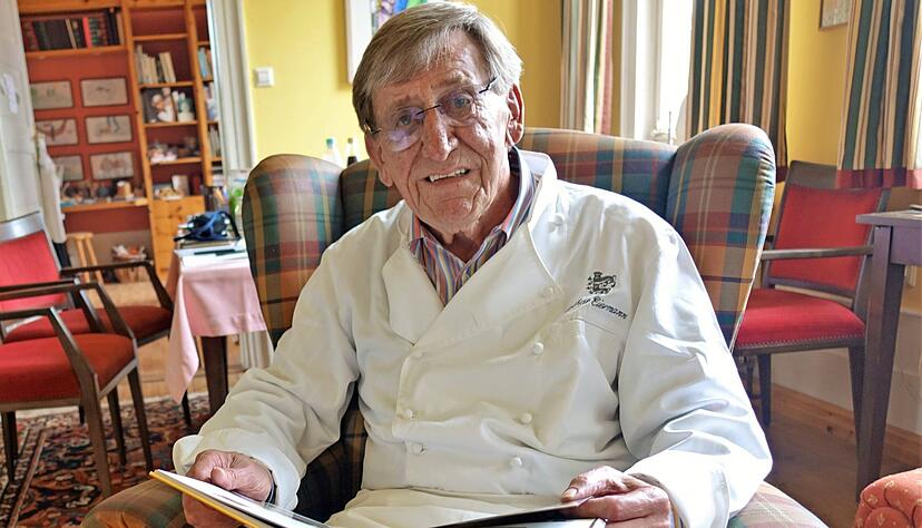 Zusammen mit seinem Freund Gerhard Polt hat Lothar Eiermann das Buch "Starke Stücke" geschrieben, in dem er immer wieder gerne blättert.
Foto: Juergen Koch