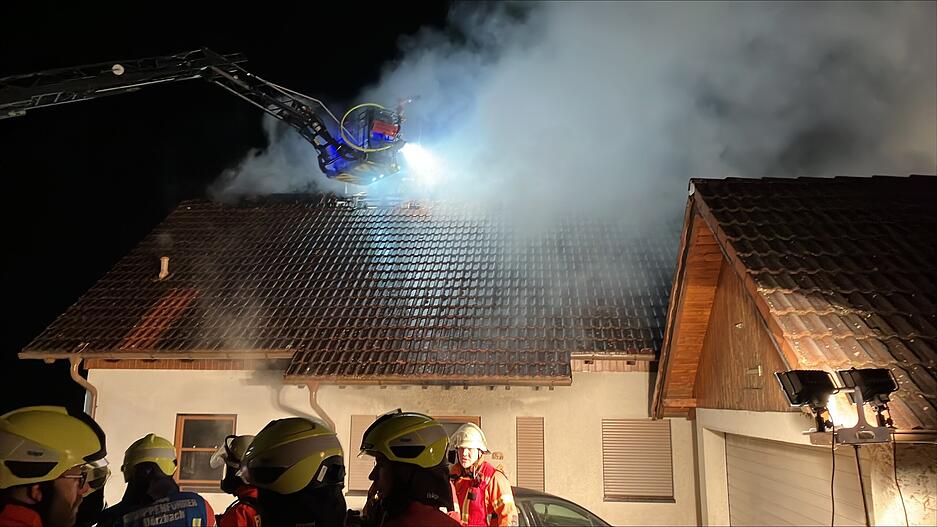 Großer Feuerwehreinsatz bei Hausbrand im Dörzbach. Großer Feuerwehreinsatz bei Hausbrand im Dörzbach.