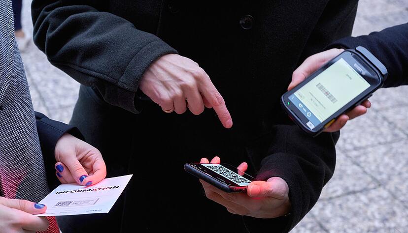 Digitale Tickets lassen sich am einfachsten in Wallet-Apps speichern: So sind sie auch ohne Internet schnell griffbereit. Digitale Tickets lassen sich am einfachsten in Wallet-Apps speichern: So sind sie auch ohne Internet schnell griffbereit.