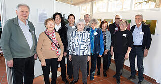 Alle ausstellenden Heimatreporter auf einen Blick: Wolfgang Kynast, Elektra Domesle, Heide B&ouml;llinger, Tanja Blind (hinten), Egon Gro&szlig; (hinten), Anneliese Schmidt (vorne), Uschi Dugulin, Sigrid Schlottke, Martin Butz (hinten), Elke K&ouml;bernick und Gerd Tiedtke (von links). Bei der Vernissage fehlten nur Jutta Koster und G&uuml;lay Sween.
