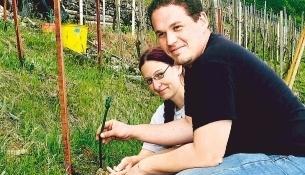 Tina Follmann und Joachim Brand aus Bretzfeld bepflanzen in Siglingen an der Jagst einen brachliegenden Weinberg mit Jungreben.Foto: Manfred Dod