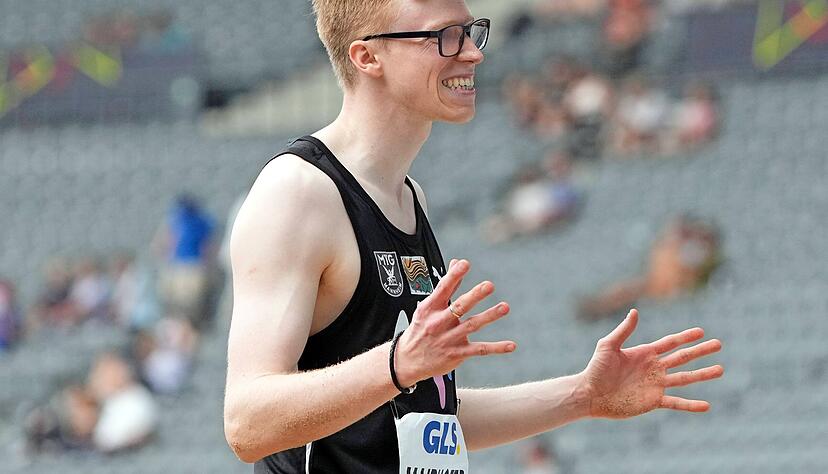 Den erhofften Sprung auf 16 Meter hat Dreispringer Felix Mairhofer zwar verpasst, doch der Eppinger, der Vollzeit arbeitet, sagt: "Eine Medaille ist schon gut."