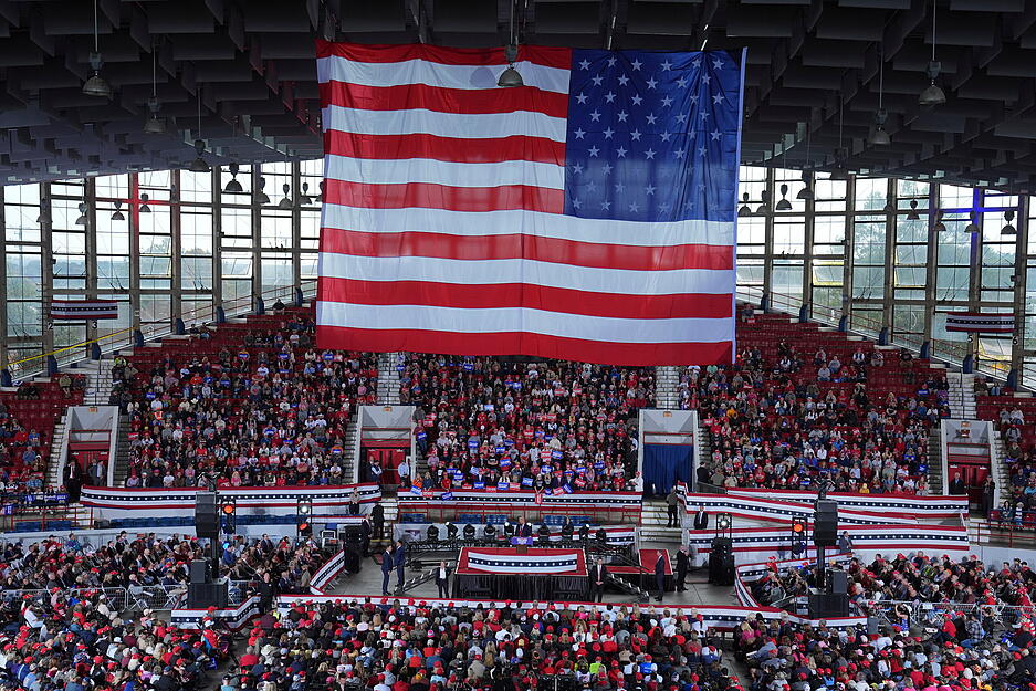 04.11.2024, USA, Raleigh: Der republikanische Präsidentschaftskandidat und frühere US-Präsident Donald Trump spricht während einer Wahlkampfveranstaltung in der J.S. Dorton Arena.