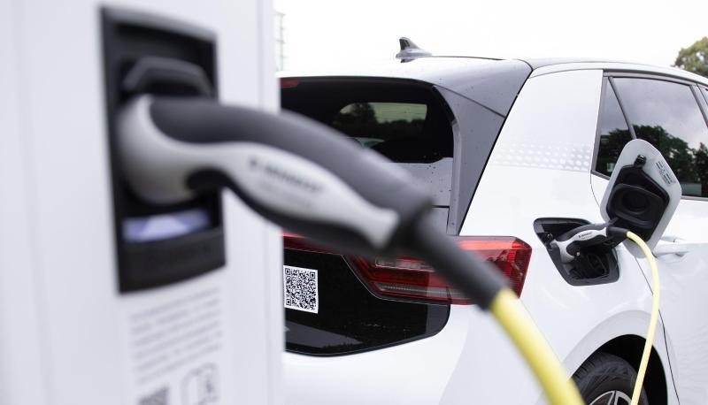 Damit sich mehr Menschen für E-Autos entscheiden, braucht es auch Lademöglichkeiten. Stadt- und Landkreis Heilbronn stehen dahingehend gut da. Damit sich mehr Menschen für E-Autos entscheiden, braucht es auch Lademöglichkeiten. Stadt- und Landkreis Heilbronn stehen dahingehend gut da.
