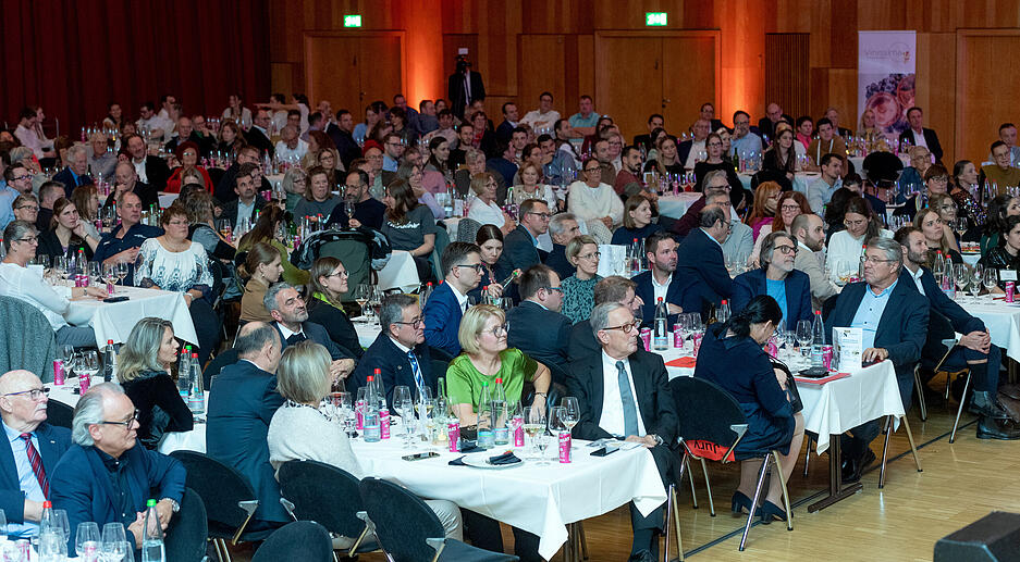 Am Abend war dann in der Heilbronner Harmonie vor 400 Besuchern eine öffentliche Wahlgala angesagt, die Stimme-Chefredakteur Uwe Ralf Heer kurzweilig und unterhaltsam moderierte. Am Abend war dann in der Heilbronner Harmonie vor 400 Besuchern eine öffentliche Wahlgala angesagt, die Stimme-Chefredakteur Uwe Ralf Heer kurzweilig und unterhaltsam moderierte.