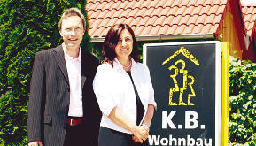 Verkaufsleiter der K.B.-Wohnbau GmbH (von links) Hubert Steinmetz und Verkaufsberatung Petra Steinmetz. Verkaufsleiter der K.B.-Wohnbau GmbH (von links) Hubert Steinmetz und Verkaufsberatung Petra Steinmetz.