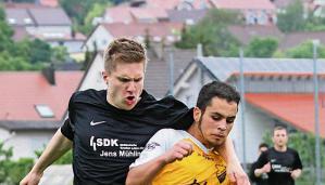 Aggressiv am Mann: Timon Hauber vom TB Richen (links).Foto: Alexander Bertok