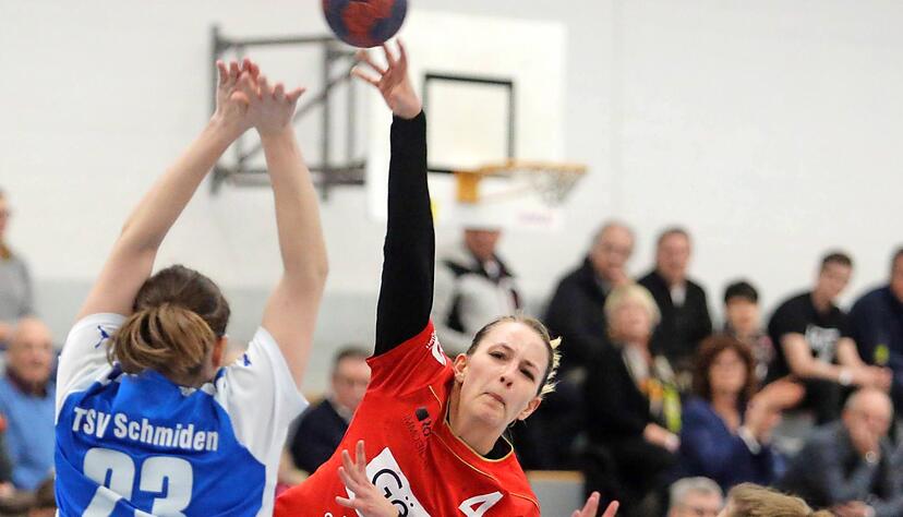 Darf am Samstag schon der Aufstieg gefeiert werden? Alisa Berger (beim Wurf) und ihr Team brauchen nur noch einen Sieg gegen Herrenberg II.
Fotos: Archiv/Veigel