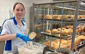 Bereitet Brötchen für den Ansturm vor: Chiara Nebl in der Kantine von EBM-Papst. Ab 7.30 Uhr gibt es hier Frühstück − um 6 Uhr beginnen die Vorbereitungen. Bereitet Brötchen für den Ansturm vor: Chiara Nebl in der Kantine von EBM-Papst. Ab 7.30 Uhr gibt es hier Frühstück − um 6 Uhr beginnen die Vorbereitungen.