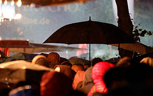 In den meisten Fällen sind Festival-Besucher gut gewappnet - doch bei heftigen Unwettern kann die Veranstaltung auch abgebrochen werden. In den meisten Fällen sind Festival-Besucher gut gewappnet - doch bei heftigen Unwettern kann die Veranstaltung auch abgebrochen werden.