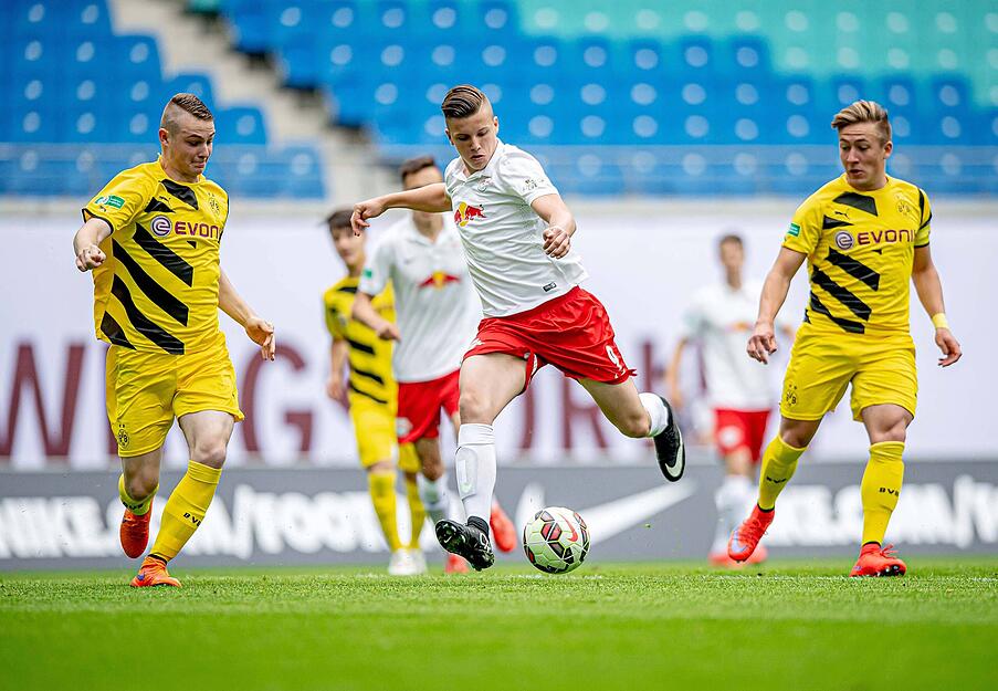 In der Jugend wechselte Demirovic vom HSV zu RB Leipzig.