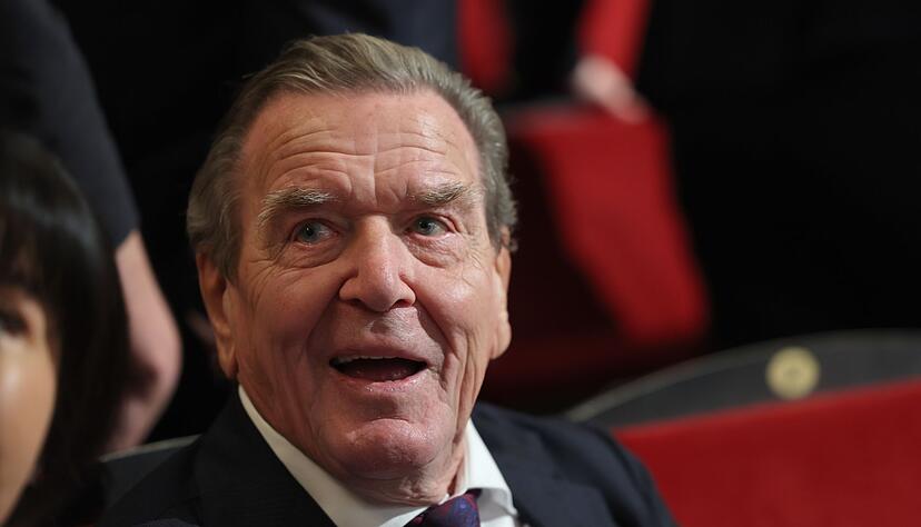 Ex-Kanzler Gerhard Schröder wird im Untersuchungsausschuss des Schweriner Landtags zur Erdgasleitung Nord Stream 2 als Zeuge befragt. (Archivbild) Ex-Kanzler Gerhard Schröder wird im Untersuchungsausschuss des Schweriner Landtags zur Erdgasleitung Nord Stream 2 als Zeuge befragt. (Archivbild)