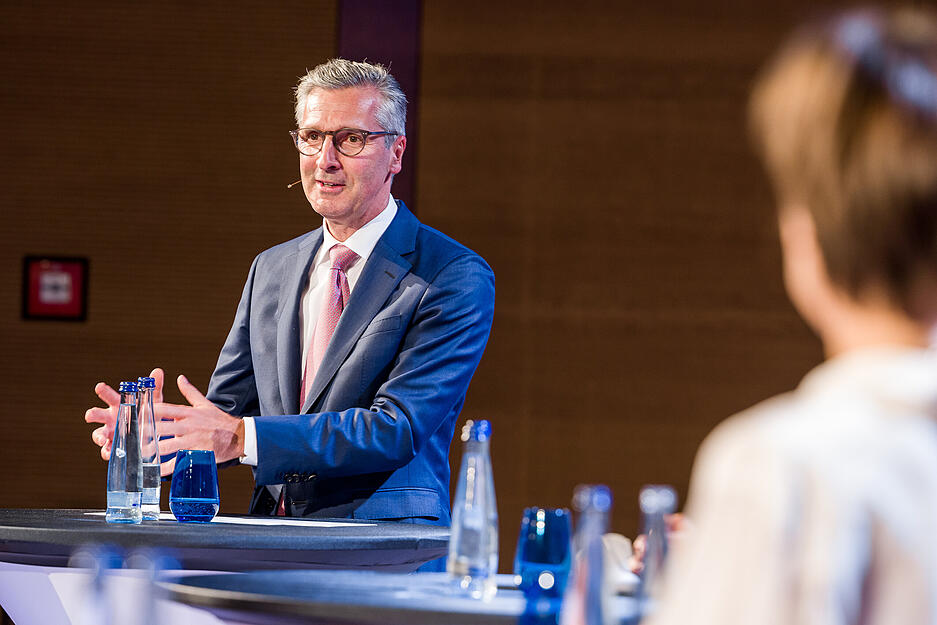 Podiumsdiskussion in der Aula des Bildungscampus unter Corona-Bedingungen