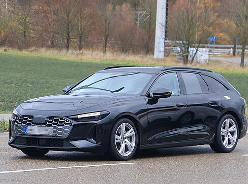 Der neue Audi A5 Avant erstmals mit weniger Tarnung abgelichtet worden. Zu sehen ist, dass der Kombi sportlicher wirkt als das aktuelle Modell, aber die Grundform behutsam weiterentwickelt wird.