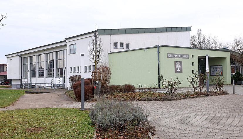 Weil das Dach der Gemeindehalle undicht ist, entstand ein großer Wasserschaden. 535.000 Euro wird die Sanierung voraussichtlich kosten.