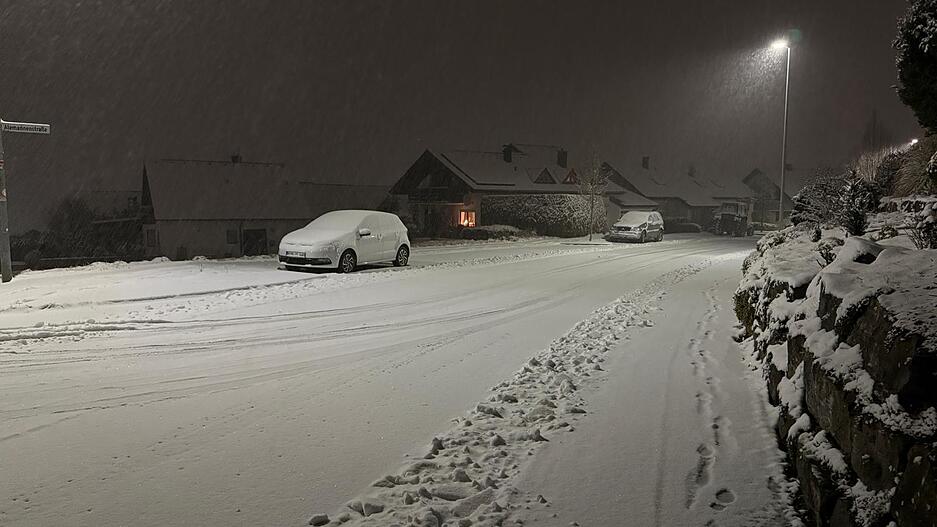 Gegen 20 Uhr ist bereits einiges an Schnee zusammengekommen in  Bretzfeld-Bitzfeld.