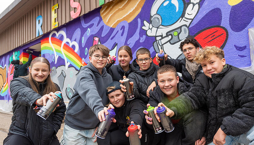 Sie sind stolz auf das, was sie mit der Sprühdose geschafft haben: Die Sechst- bis Zehntklässler, die das Graffiti an den Außenwänden des Sanitärtrakts mit Unterstützung von Künstler Patrick Klein auf die Fassade gebannt haben.