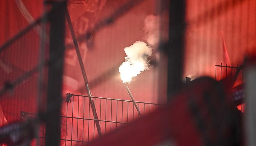 Der DFB bestraft den FC Bayern für Fehlverhalten Münchner Anhänger. (Archivbild) Der DFB bestraft den FC Bayern für Fehlverhalten Münchner Anhänger. (Archivbild)