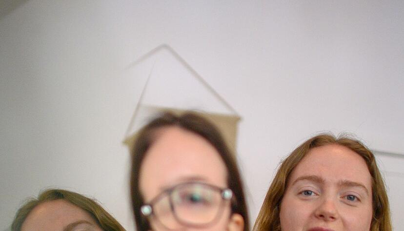 Ob es um St&ouml;rungen der Sprache, des Sprechens, der Stimme, des H&ouml;rens oder des Schluckens geht: Die Logop&auml;din Selma Klee (r) wei&szlig;, mit welchen Therapieformen sie wann unterst&uuml;tzen kann.