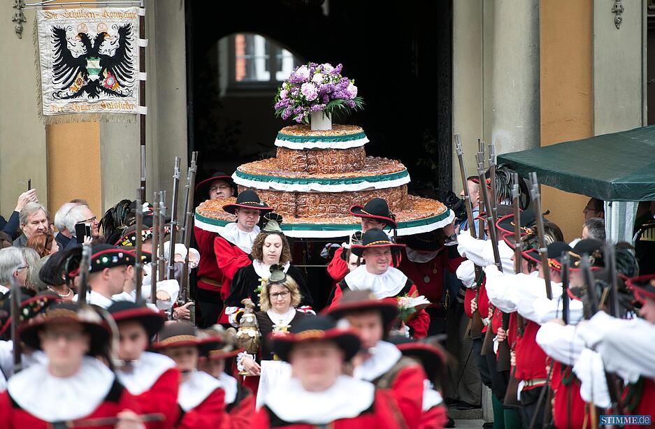 Der Siederkuchen wird am 24.05.2015 beim traditionellen Salzsiederfest aus dem Rathaus in Schw&auml;bisch-Hall (Baden-W&uuml;rttemberg) getragen. &Uuml;ber Jahrhunderte produzierten die Salzsieder Salz - das "wei&szlig;e Gold des Mittelalters". Durch den damit verbundenen Handel wurde die Stadt wohlhabend. Seit dem 14. Jahrhundert ist in Schw&auml;bisch Hall das Salzsiederfest &uuml;berliefert. Foto: Daniel Naupold/dpa +++(c) dpa - Bildfunk+++