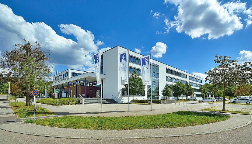 Das Zentrum für Weiterbildung befindet sich in einem Flügel der IHK Heilbronn-Franken. Das Zentrum für Weiterbildung befindet sich in einem Flügel der IHK Heilbronn-Franken.