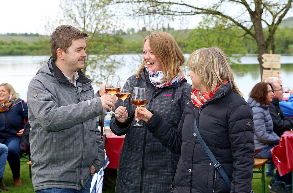 Fabian Weimann, Nathalie Weimann und Brigitte Buck beim ersten Weindorf am Breitenauer See. Fabian Weimann, Nathalie Weimann und Brigitte Buck beim ersten Weindorf am Breitenauer See.