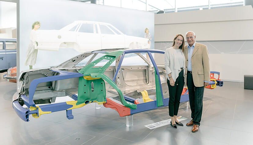 Die Zorns vor dem Audi Aluminium Space Frame, einer besonders leichten Aluminium-Karosserie – entwickelt am Standort Neckarsulm. Foto: Audi AG Die Zorns vor dem Audi Aluminium Space Frame, einer besonders leichten Aluminium-Karosserie – entwickelt am Standort Neckarsulm. Foto: Audi AG