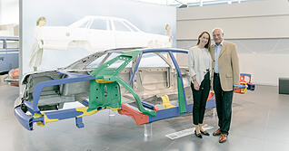 Die Zorns vor dem Audi Aluminium Space Frame, einer besonders leichten Aluminium-Karosserie – entwickelt am Standort Neckarsulm. Foto: Audi AG Die Zorns vor dem Audi Aluminium Space Frame, einer besonders leichten Aluminium-Karosserie – entwickelt am Standort Neckarsulm. Foto: Audi AG