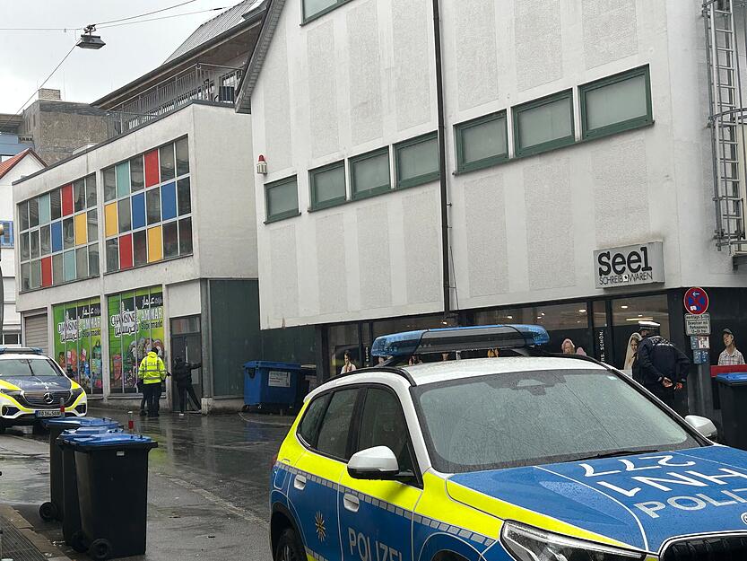 Mehrere Einsatzfahrzeuge der Polizei und Zoll sind am Dienstag am Wollhaus in Heilbronn im Einsatz. Offenbar geht es um möglicherweise illegal verkaufte Tabakwaren.