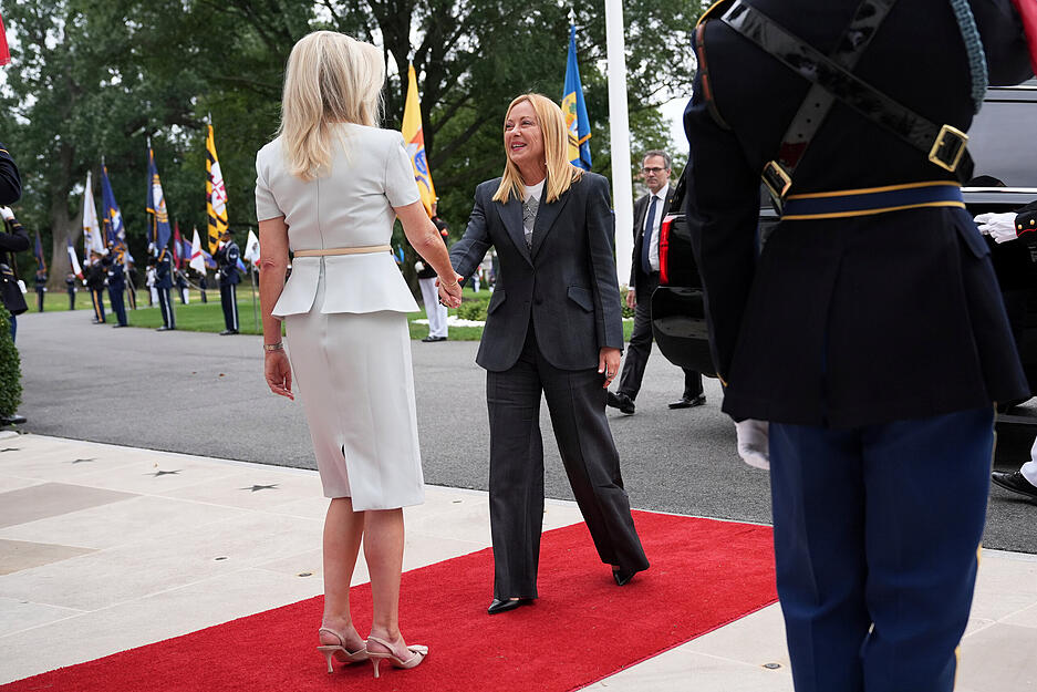 Monica Crowley (links), Protokollchefin des Wei&szlig;en Hauses, begr&uuml;&szlig;t Giorgia Meloni, Ministerpr&auml;sidentin von Italien, bei ihrer Ankunft zu einem Treffen mit US-Pr&auml;sident Trump und dem ukrainischen Pr&auml;sidenten Selenskyj im Wei&szlig;en Haus.