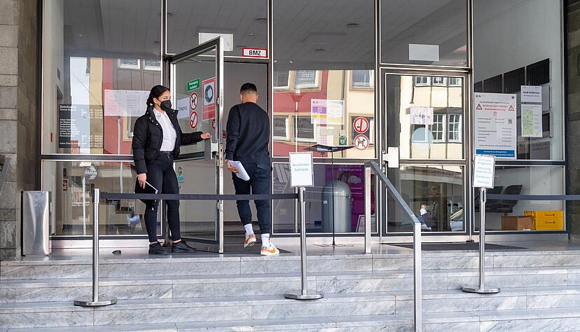 Unverändert: Trotz Wegfall der Corona-Beschränkungen schränkt die Stadt den Zugang zum Rathaus stark ein. Foto: Mario Berger