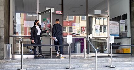 Unverändert: Trotz Wegfall der Corona-Beschränkungen schränkt die Stadt den Zugang zum Rathaus stark ein. Foto: Mario Berger