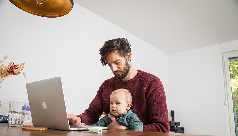 Flexible Arbeitszeiten im Homeoffice: Ein familienfreundlicher Arbeitgeber kann berufstätigen Eltern das Leben erleichtern.