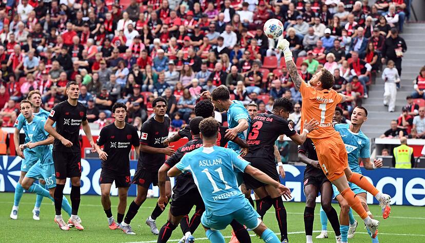 Torwart Mark Flekken war in der ersten Halbzeit mehrfach gefragt.