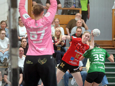 Handball 3. Liga Frauen, SG Schozach-Bottwartal gegen TSG Friesenheim, Lea Thierer beim Wurf.