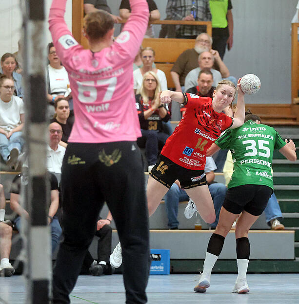 Handball 3. Liga Frauen, SG Schozach-Bottwartal gegen TSG Friesenheim, Lea Thierer beim Wurf.