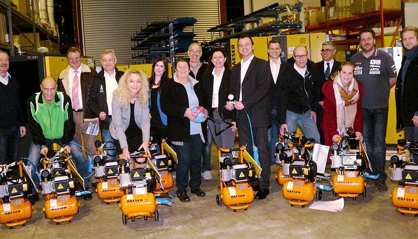 Vertreter von elf Handballvereinen aus der Region nahmen im Auslieferungslager der Weinsberger Firma ABD die gespendeten Druckluftkompressoren als Ballpumpen in Empfang.Foto: Gustav Döttling
