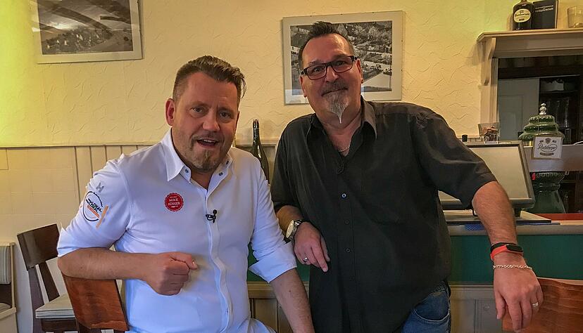 Fernsehkoch Mike Süsser (links) schaut den Teilnehmern - hier Timo Gries - über die Schulter. Fernsehkoch Mike Süsser (links) schaut den Teilnehmern - hier Timo Gries - über die Schulter.