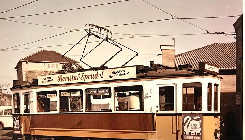 Eine Heilbronner Stra&szlig;enbahn mit Dachschild, das als Werbefl&auml;che genutzt wurde. 24 Mark kostete 1954 die Miete f&uuml;r ein ganzes Jahr. Foto: privat